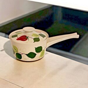 Oven King Italy Strawberry & Leaf Ceramic Saucepan with Lid – Vintage Hand Paint